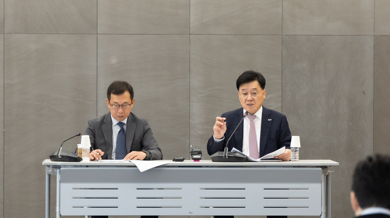 정만기(오른쪽) 한국무역협회 부회장과 조상현 국제무역통상연구원장이 26일 삼성동 트레이드센터에서 열린 ‘제7차 무역 현안 언론 브리핑’에서 발언하고 있다. [한국무역협회 제공]