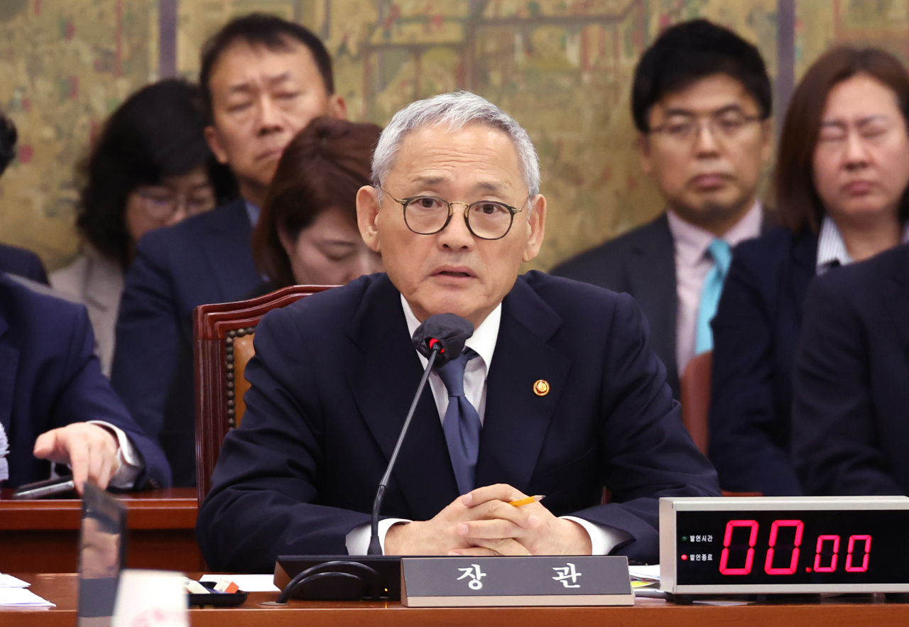 문화체육관광부 유인촌 장관이 26일 국회에서 열린 문화체육관광위원회 국정감사에서 의원 질의에 답하고 있다. [연합]