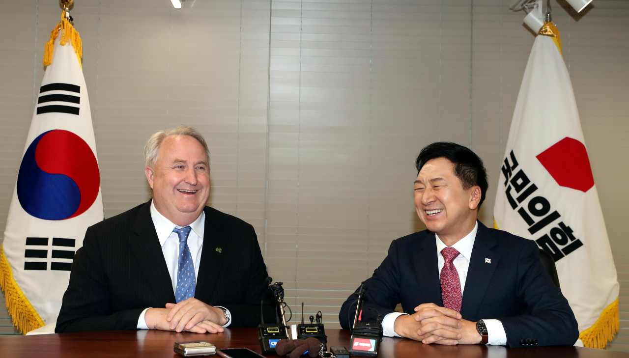 김기현 국민의힘 대표와 인요한 혁신위원장이 23일 오후 서울 여의도 국민의힘 중앙당사에서 면담을 나누며 웃고 있다. 국회사진기자단