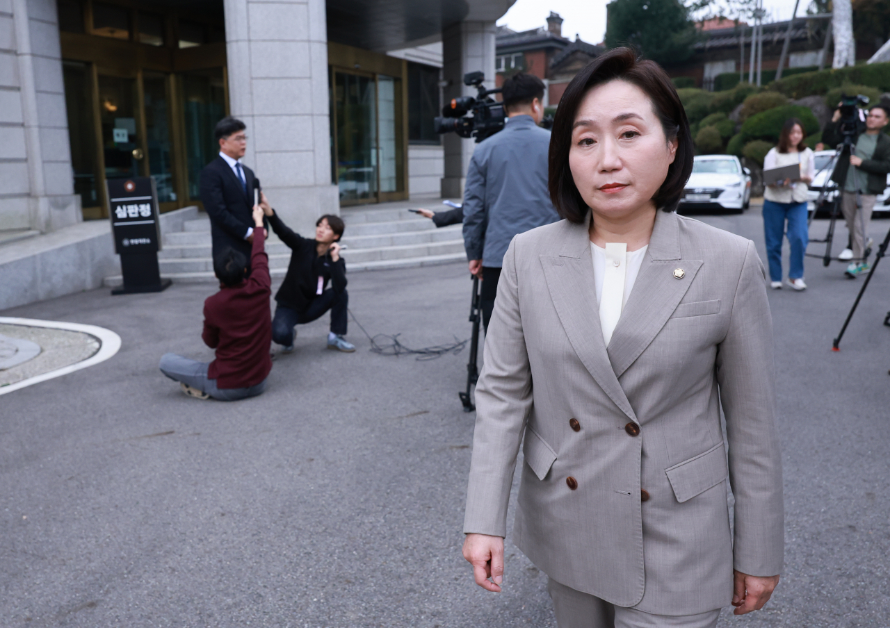 국회 법제사법위원회 국민의힘 전주혜 의원이 26일 서울 종로구 헌법재판소 대심판정에서 열린 '방송법·방송문화진흥법·한국교육방송공사법(방송3법) 개정안'과 '노동조합 및 노동관계조정법 일부개정 법률안'(노란봉투법)에 대한 권한쟁의 심판 선고 뒤 떠나고 있다. [연합]