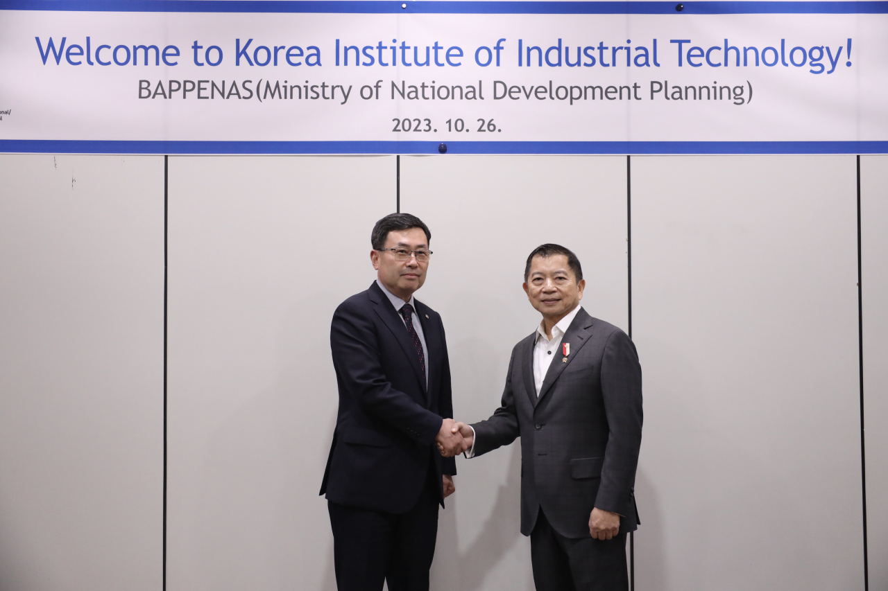 이상목(왼쪽) 한국생산기술연구원장과 수하루소 인도네시아 국가개발계획부 장관이 친환경 산업생태계 조성 협력방안을 논의했다.[한국생산기술연구원 제공]