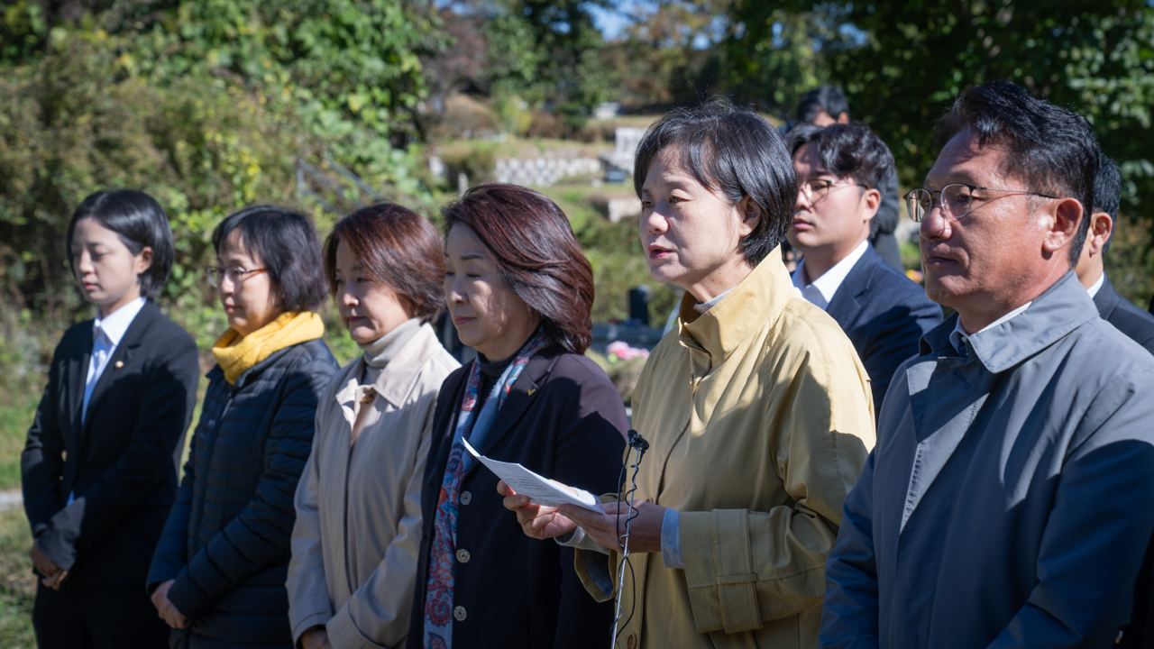 21일 경기도 남양주시 마석 모란공원 내 고(故) 노회찬 전 대표 묘역에서 열린 정의당 창당 11주년 기념식에서 이정미 대표가 기념사를 하고 있다. [연합]