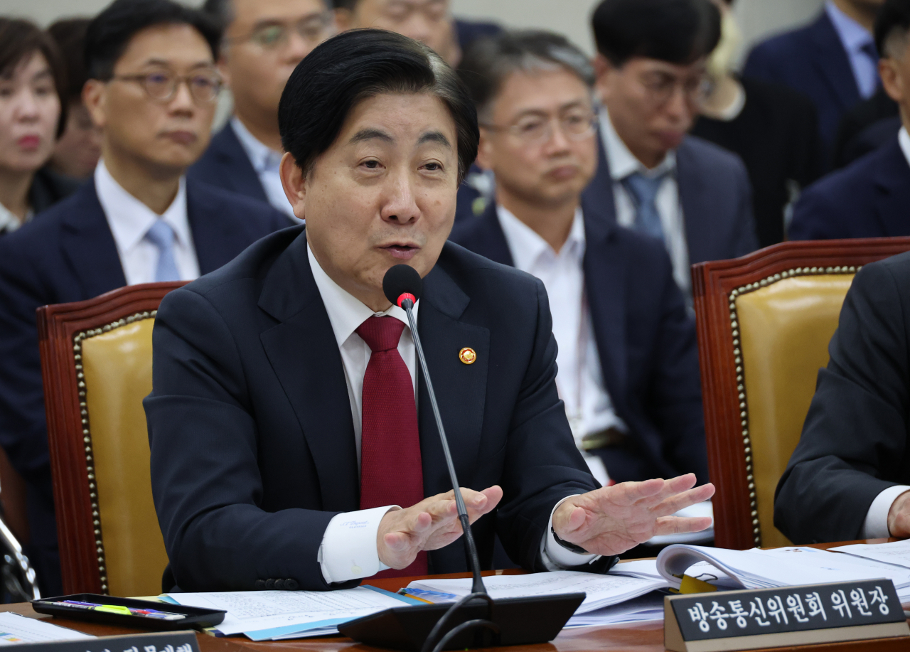 이동관 방송통신위원장이 26일 국회 과학기술정보방송통신위원회에서 답변하고 있다. [연합]