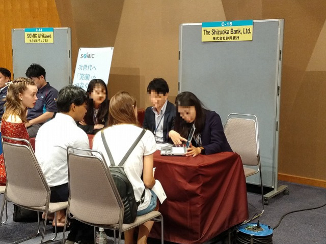 지난 8월 하마마쓰시청과 지역 기업, 경제단체가 함께 개최한 외국인 유학생 직업 매칭 박람회에서 3명의 외국인 유학생이 기업과 상담을 하고 있다. [하마마쓰시청 제공]