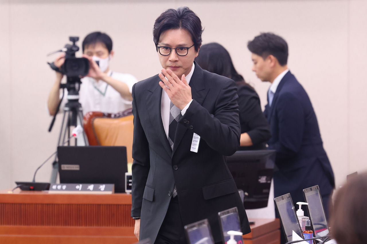 가수 겸 배우 김민종 KC컨텐츠 공동대표가 26일 서울 여의도 국회에서 열린 국회 산업통상자원중소벤처기업위원회의 산업통상자원부 국정감사에 출석해 증인 선서문을 제출한 뒤 자리로 돌아가고 있다. [연합뉴스]