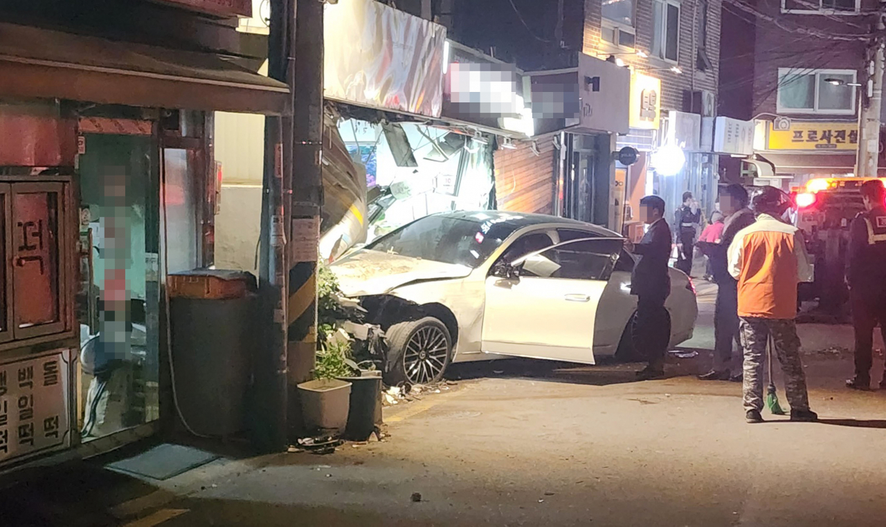 설운도 아내가 운전한 벤츠車, 식당 들이받아…10명 경상