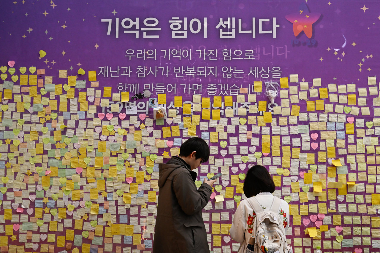 이태원 참사 1주기를 사흘 앞 둔 26일 서울 용산구 이태원역 1번 출구 앞 사고현장에 추모공간이 조성됐다. 지나가는 시민들과 외국 관광객들이 메세지를 쓰거나 사진과 영상을 찍으며 희생자들을 추모하고 있다. 현재 국회에는 이태원 참사 재발방지와 관련된 법안이 26건 계류 중이다. 여야 정쟁으로 논의가 진전되지 않고 있는 이태원 특별법까지 포함하면 총 27건의 이태원 관련 법안이 정치권의 외면을 받고 있다. 박해묵 기자