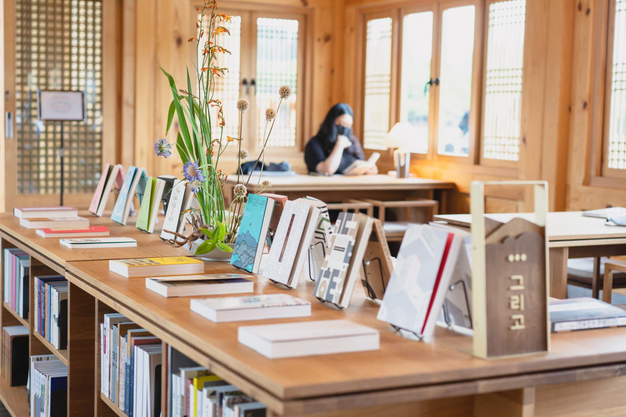 Yeonhwajeong Library, located next to Jeonju's Deokjin Park (Jeonju City)