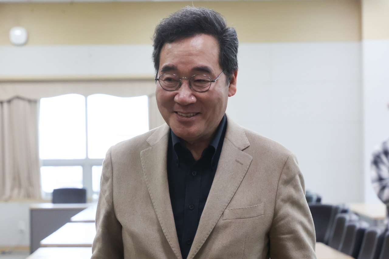 이낙연 전 국무총리가 25일 서울 관악구 서울대학교 국제대학원 국제회의실에서 서울대통일평화연구원 주최로 열린 '대한민국 생존전략' 평화학세미나에서 강연을 마친 뒤 회의실을 나서고 있다. [연합]