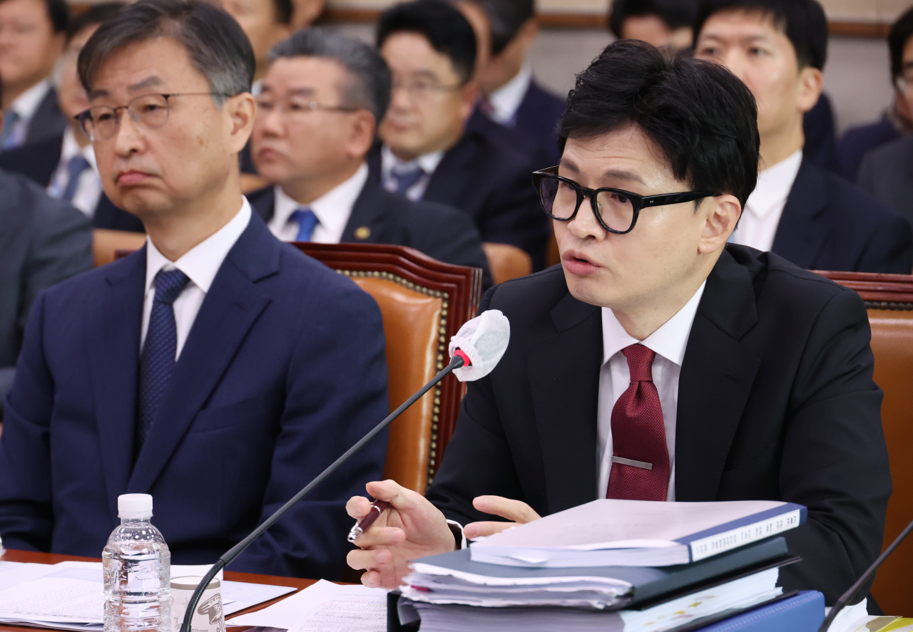 한동훈 법무장관이 26일 국회에서 열린 법제사법위원회 국정감사에서 의원 질의에 답변하고 있다. [연합]