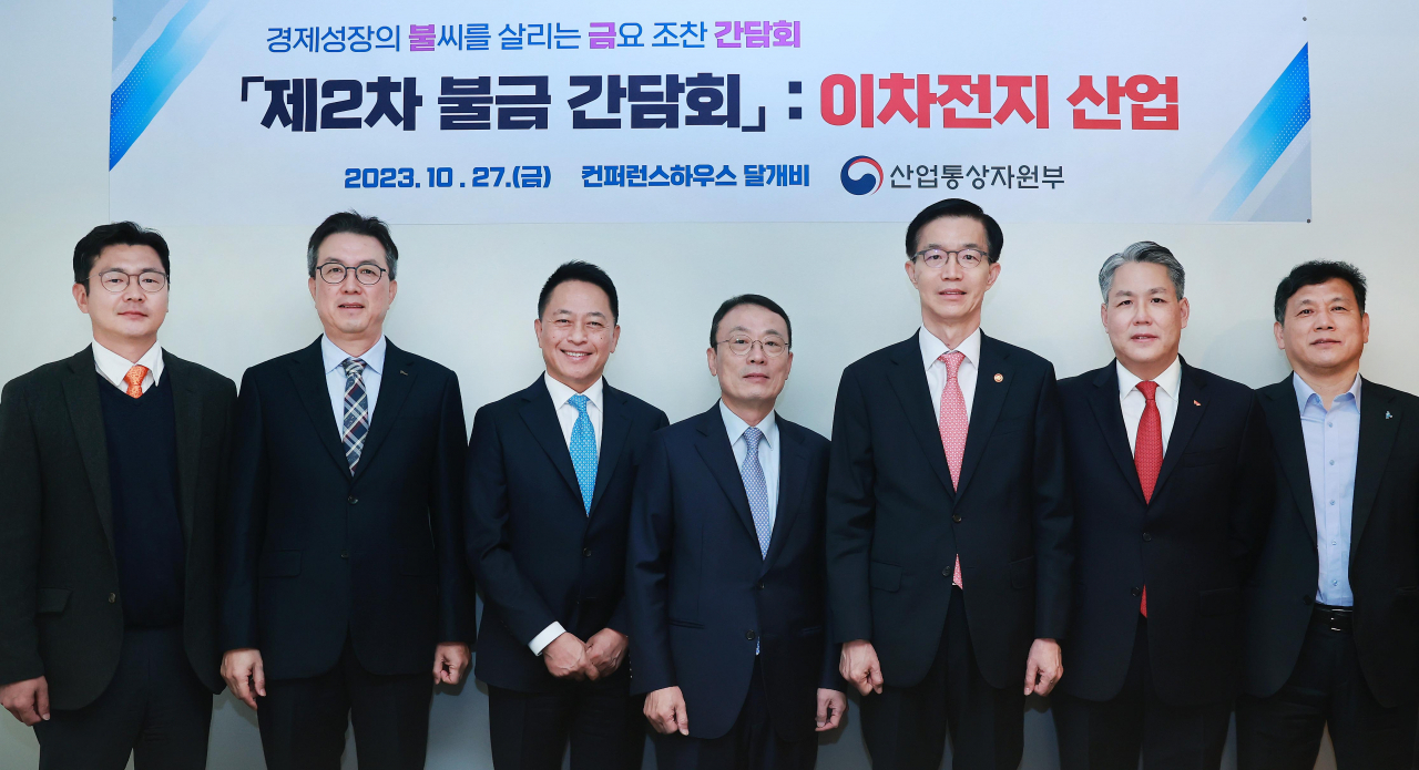 방문규(오른쪽 세번째) 산업통상자원부 장관이 27일 방문규 서울 중구 컨퍼런스하우스 달개비에서 열린 ‘이차전지 소재 공급망 강화 방안 논의를 위한 제2차 불금 간담회’를 주재한 후 참석자들과 기념촬영을 하고 있다. ［산업통상자원부 제공］