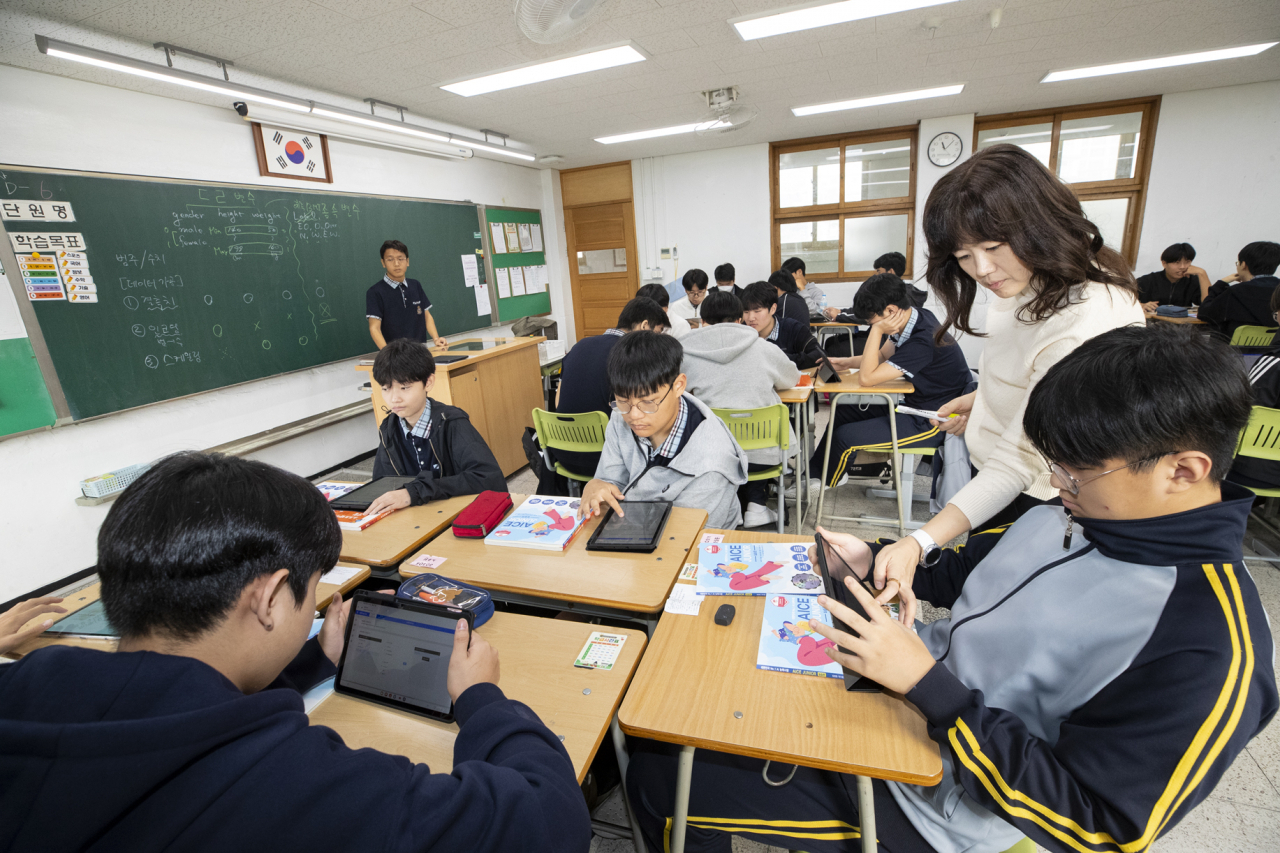 상인천중학교에서 교사가 AICE 교육 콘텐츠와 실습 플랫폼을 활용해 정보 교과 수업을 진행하는 모습. [KT 제공]
