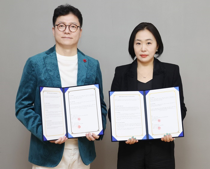 지난 26일 어트랙트 주식회사 전홍준 대표(왼쪽)와 스튜디오잼 주식회사 이경란 대표가 신규 걸그룹 오디션 프로그램 제작을 위한 양해각서를 체결하고 포즈를 취하고 있다.