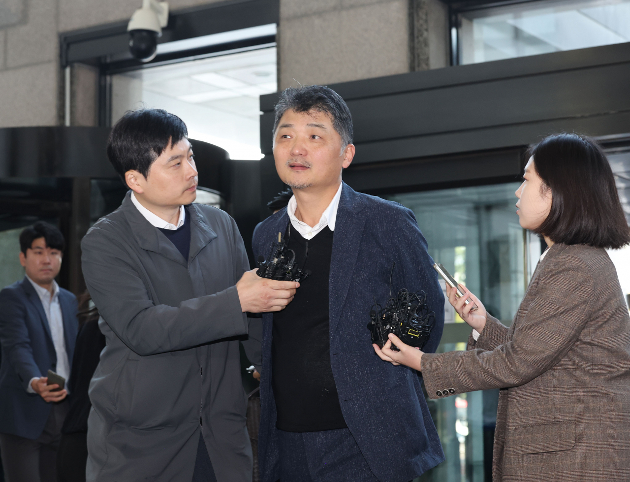 김범수 카카오 전 이사회 의장이 23일 오전 서울 영등포구 금융감독원에 SM엔터테인먼트 인수 주가 시세조종 의혹과 관련해 출석하고 있다. [연합]
