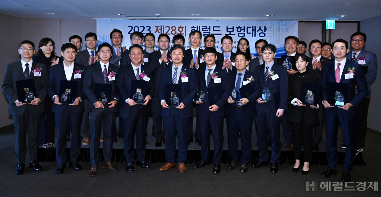 26일 서울 중구 더플라자호텔에서 열린 2023 제28회 헤럴드 보험대상 시상식에서 수상자들과 내빈들이 기념촬영을 하고 있다. 보험대상인 금융위원장상과 금융감독원장상은 각각 신한라이프와 한화손해보험이 수상했으며, 11개 부문에서 16개사가 부문별 대상을 받았다. 임세준 기자