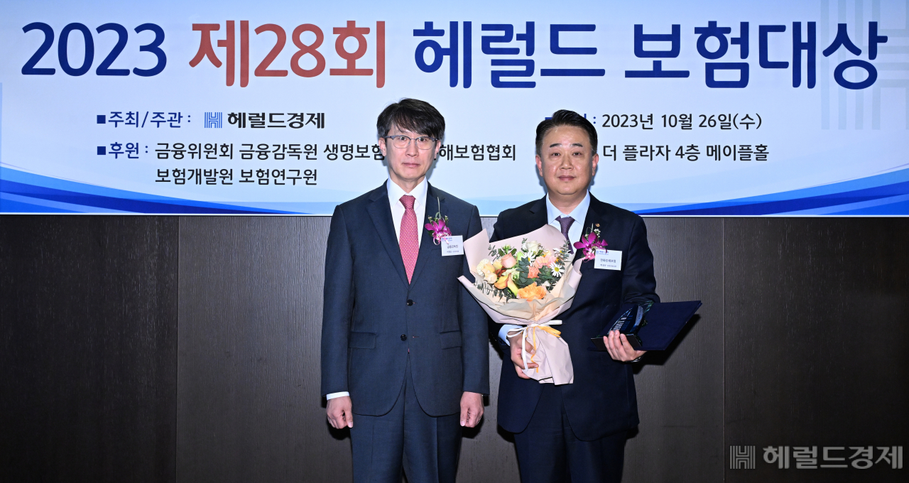 박성규(오른쪽) 한화손해보험 경영지원실장(부사장)이 26일 서울 중구 더플라자 호텔에서 열린 제28회 헤럴드 보험대상 시상식에서 금융감독원장상 수상 후 기념촬영을 하고 있다. 임세준 기자