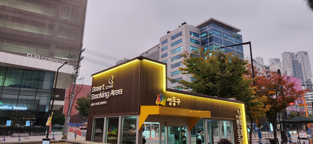 성동구 서울숲역 D타워 앞에 설치된 스마트흡연부스에서 구민들이 흡연을 하고 있는 모습. 김용재 기자