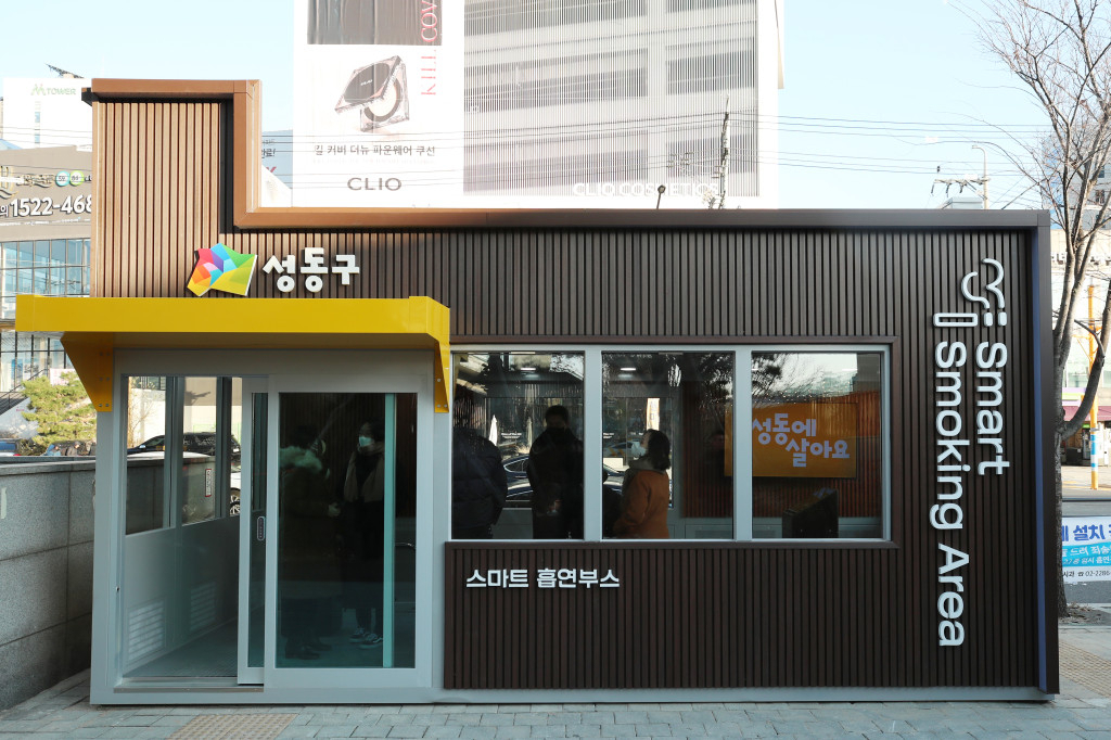 성동구 서울숲역 D타워 앞에 설치된 스마트흡연부스에서 구민들이 흡연을 하고 있는 모습. [성동구 제공]