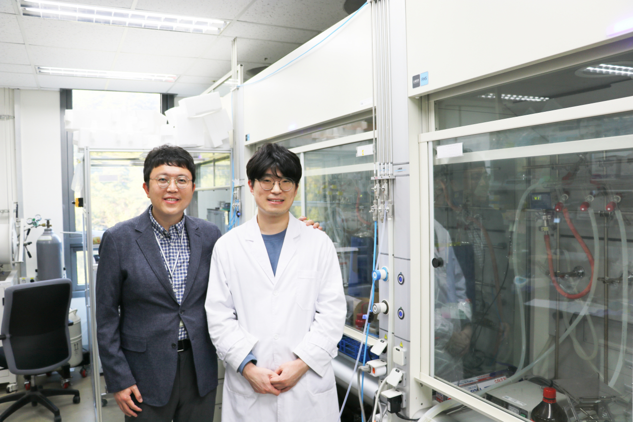 이번 연구를 수행한 DGIST 연구진. 최종민(왼쪽) 교수와 김수관 석박사통합과정생.[DGIST 제공]
