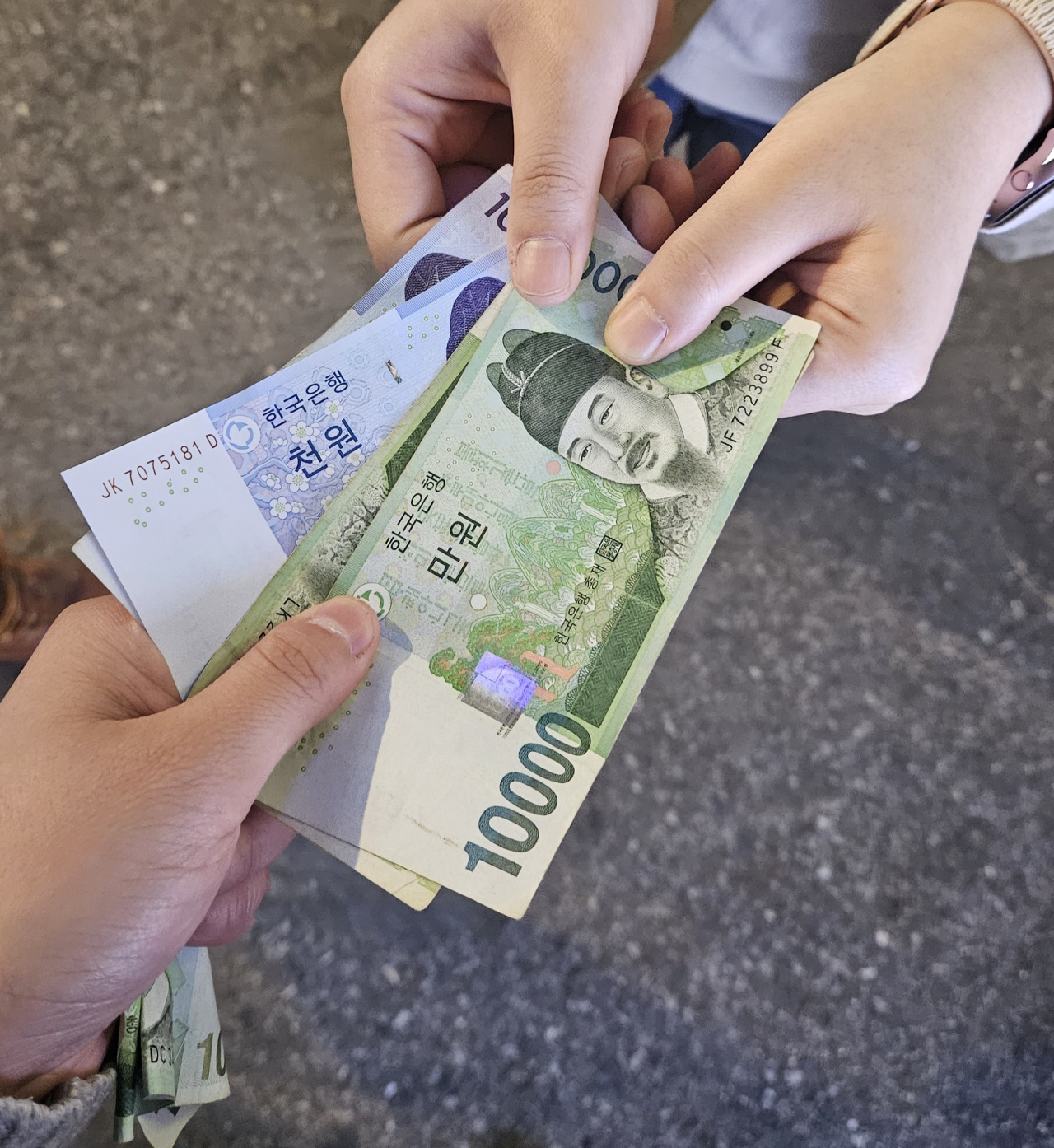 현금을 사용하니 소비를 한다는 감각이 느껴졌다. 저녁식사로 2만3000원을 내는데 손이 떨렸다. 박지영 기자.