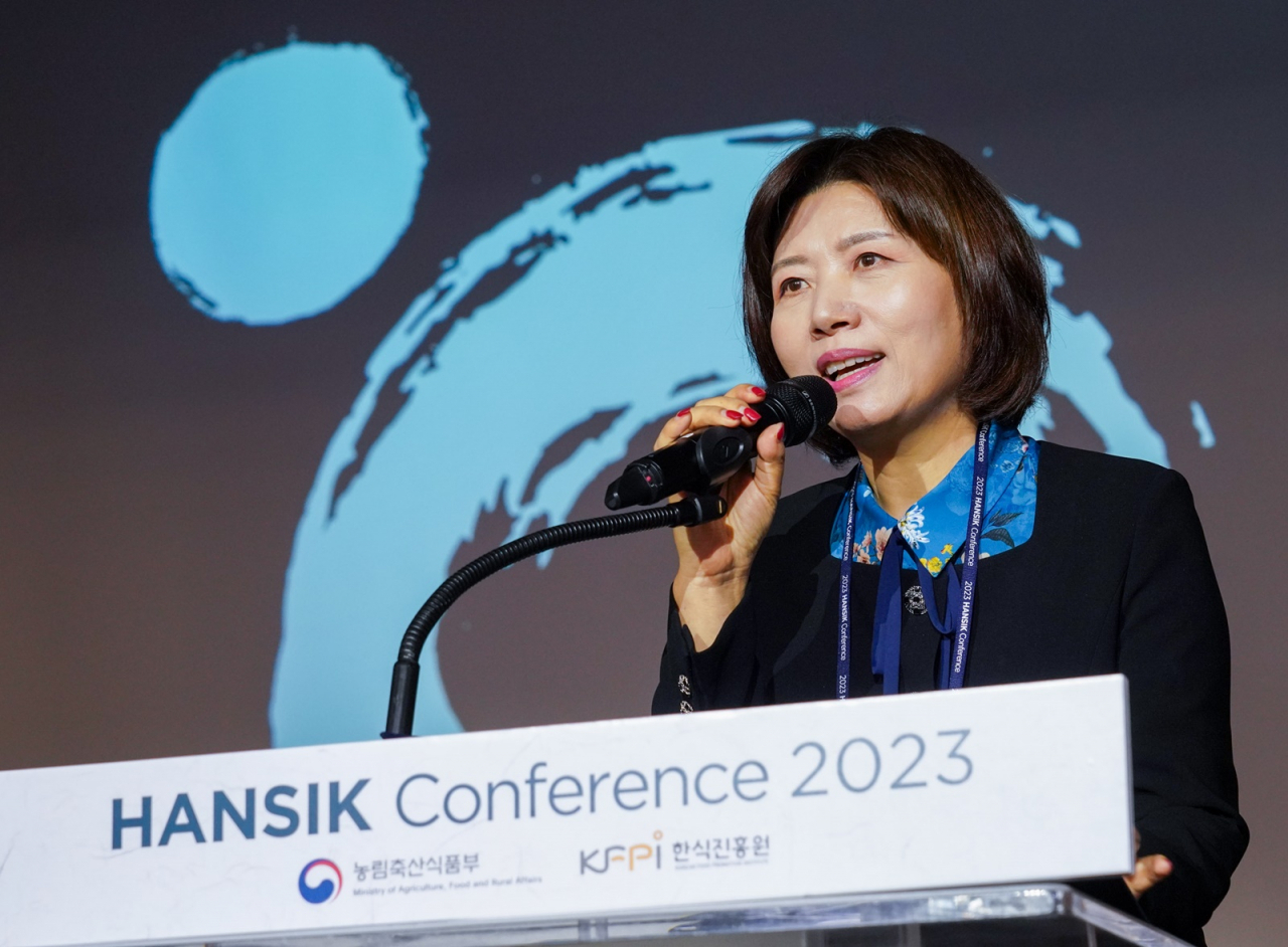 ‘2023 한식 컨퍼런스’ 에서 연설중인 임경숙 한식진흥원 이사장 모습 [한식진흥원 제공]