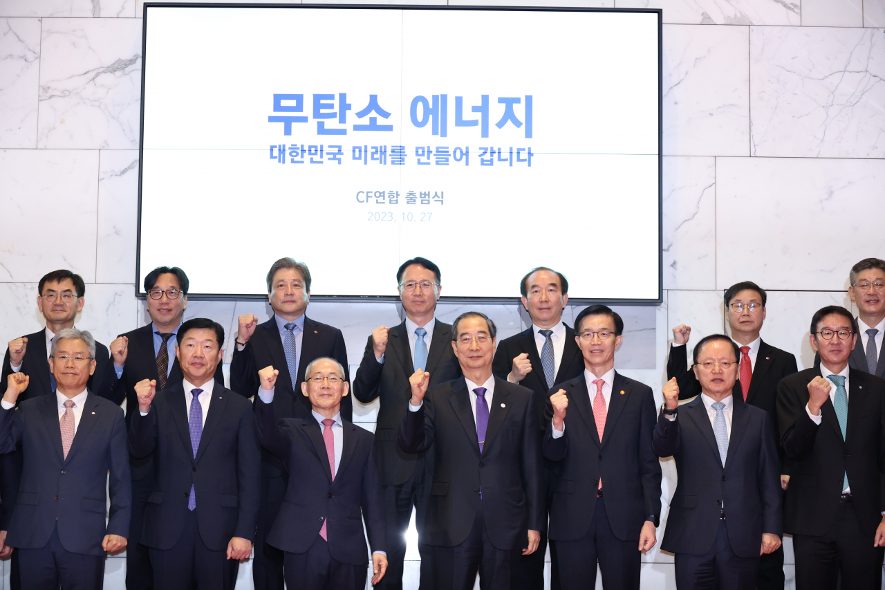 27일 오전 서울 중구 대한상공회의소에서 열린 CF연합(Carbon Free Alliance) 출범식에 김동철(앞줄 왼쪽부터) 한전 사장, 우태희 상의 부회장, 이회성 CF연합회 회장, 한덕수 국무총리, 방문규 산업통상자원부 장관, 박학규 삼성전자 사장, 허용수 GS에너지 사장 등이 기념 촬영하고 있다. [연합]