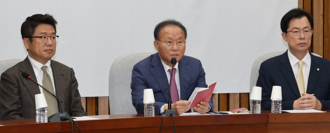 (왼쪽부터) 국민의힘의 유의동 정책위 의장, 윤재옥 원내대표, 이만희 사무총장이 27일 국회에서 국정감사 대책회의를 하고 있다. [연합]