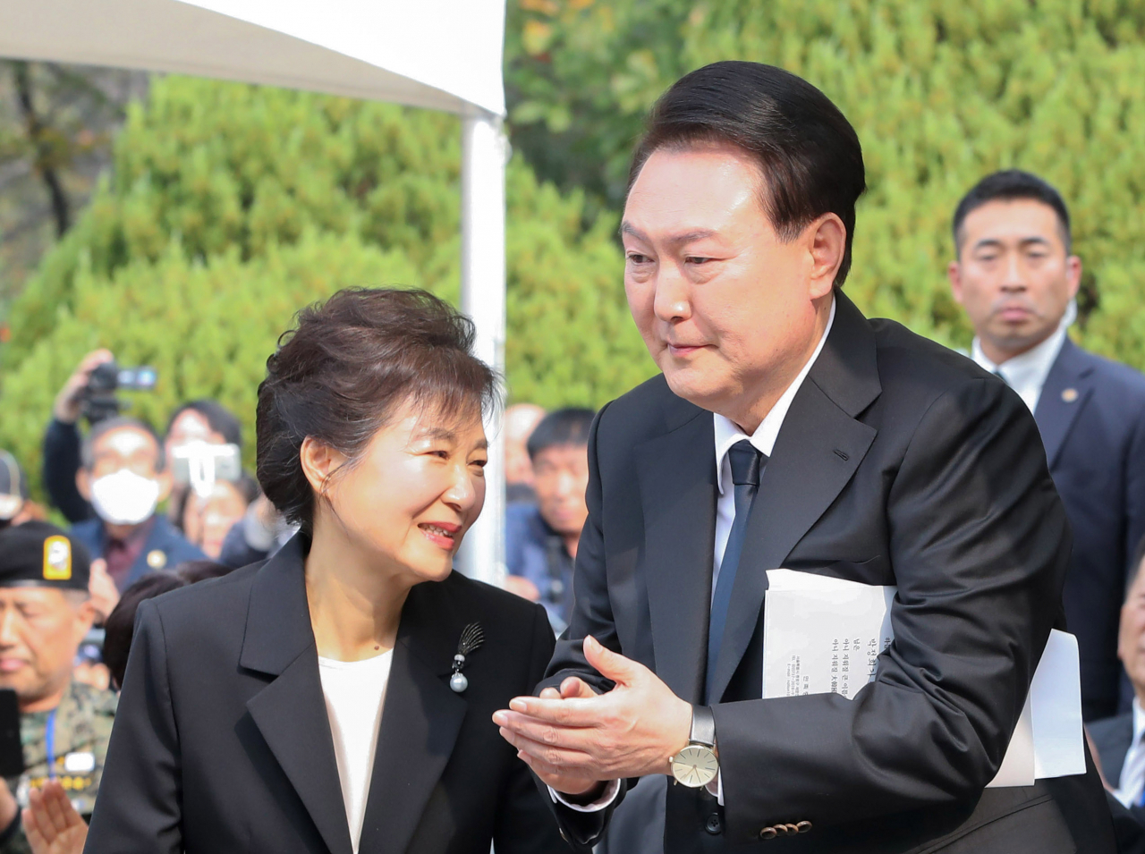 윤석열 대통령이 26일 서울 동작구 국립서울현충원 박정희 전 대통령 묘역에서 열린 박 전 대통령 서거 제44주기 추도식에서 박근혜 전 대통령의 건강을 기원하는 정재호 민족중흥회 회장의 안내말에 박수치고 있다.[연합]