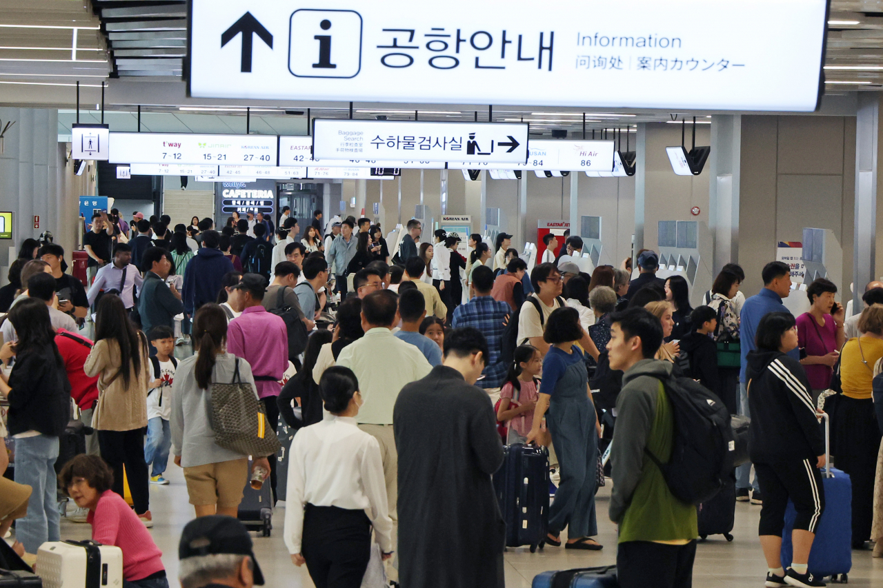 추석 황금연휴를 하루 앞둔 27일 김포공항 국내선 청사에서 이용객들이 이동하고 있다(사진은 기사내용과 직접적 관련없음). [연합]
