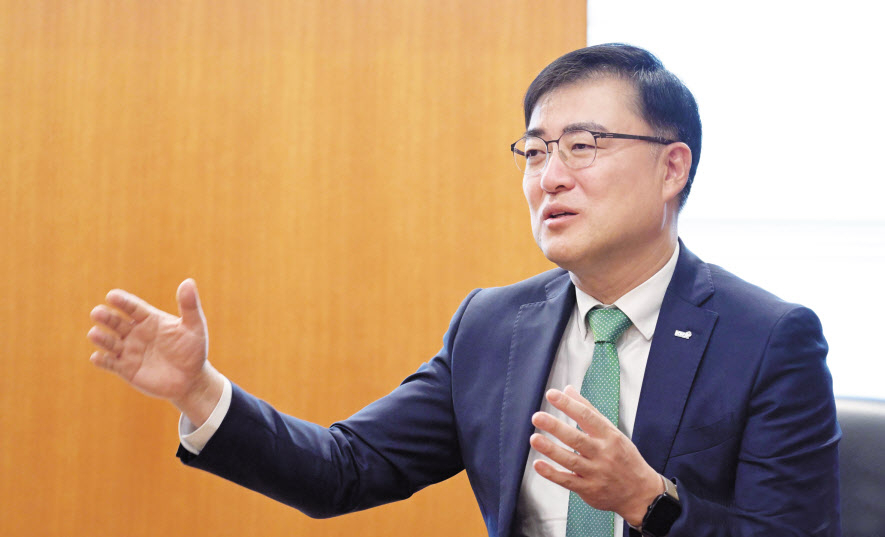 손병두 한국거래소 이사장이 지난 6일 오후 서울 영등포구 한국거래소 서울사무소에서 헤럴드경제와 인터뷰를 하고 있다. 이상섭 기자