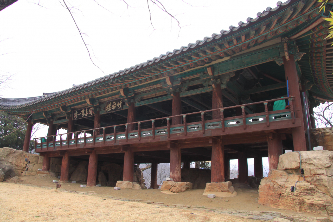 문화재청은 현재 보물로 지정된 누각 건물인 '삼척 죽서루'를 국보로 승격해 지정할 계획이라고 27일 밝혔다. 사진은 삼척 죽서루. [연합]