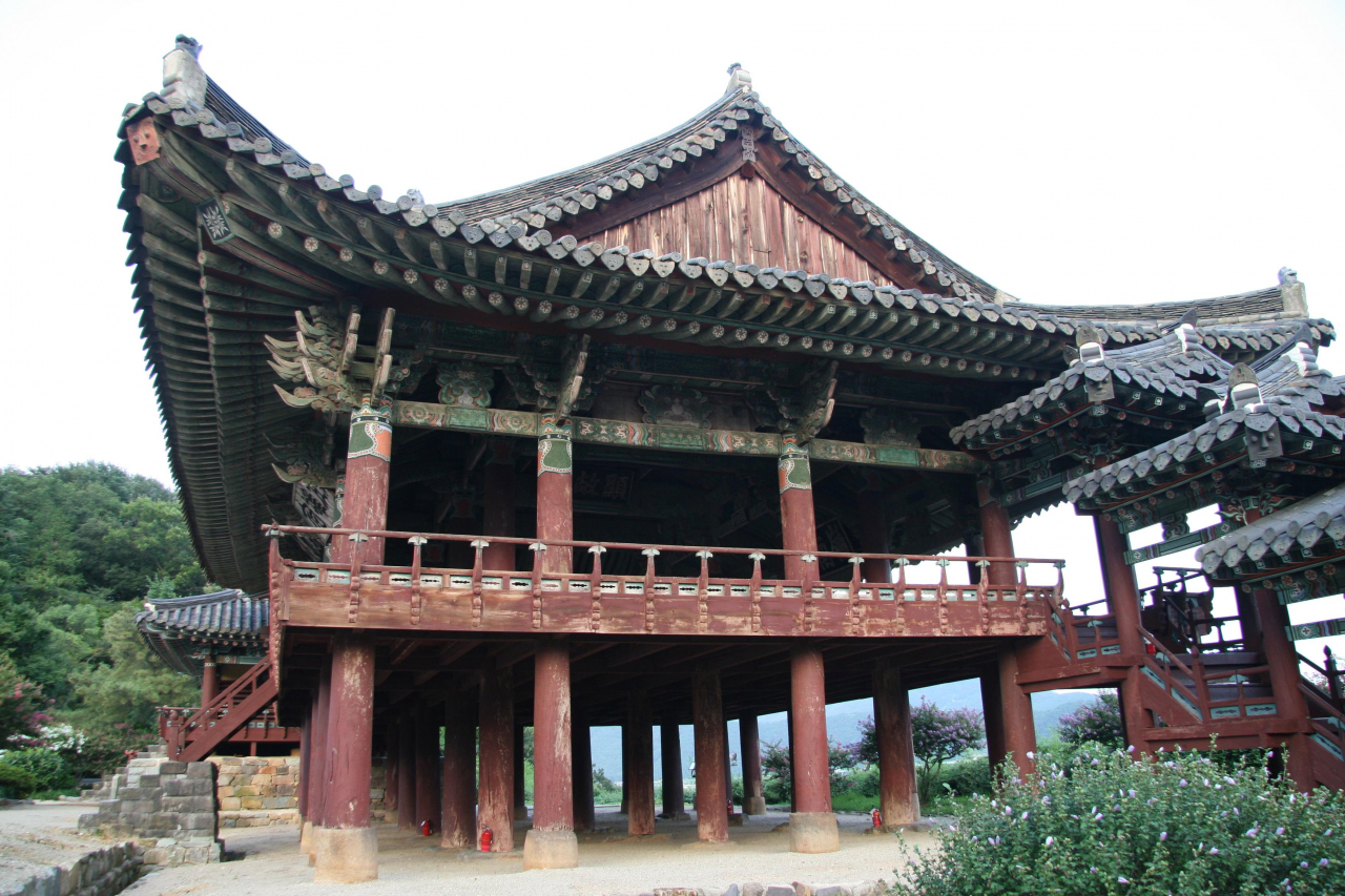 문화재청은 현재 보물로 지정된 누각 건물인 '삼척 죽서루'와 '밀양 영남루'를 국보로 승격해 지정할 계획이라고 27일 밝혔다. 사진은 밀양 영남루 본루 측면 모습. [연합]