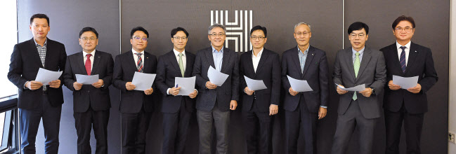 오는 31일 열리는 ‘2023 헤럴드 투자대상’의 심사위원회가 지난 24일 서울 용산구 헤럴드스퀘어에서 개최됐다. 이날 심사를 통해 투자상품대상은 삼성자산운용에게 돌아갔고, 투자정보대상은 삼성증권이 수상하게 됐다. 사진 왼쪽부터 권남근 헤럴드경제 뉴스콘텐츠부문장, 고창섭 예탁결제원 증권결제본부장, 배흥수 한국거래소 증권상품시장부장, 김민석 금융위원회 자산운용과 사무관, 안희준 심사위원장(성균관대 교수), 임권순 금융감독원 자본시장총괄팀장, 나석진 금융투자협회 산업시장본부 상무, 김희수 에프앤가이드 퀀트본부장(전무), 신창훈 헤럴드경제 편집국장. 이상섭 기자
