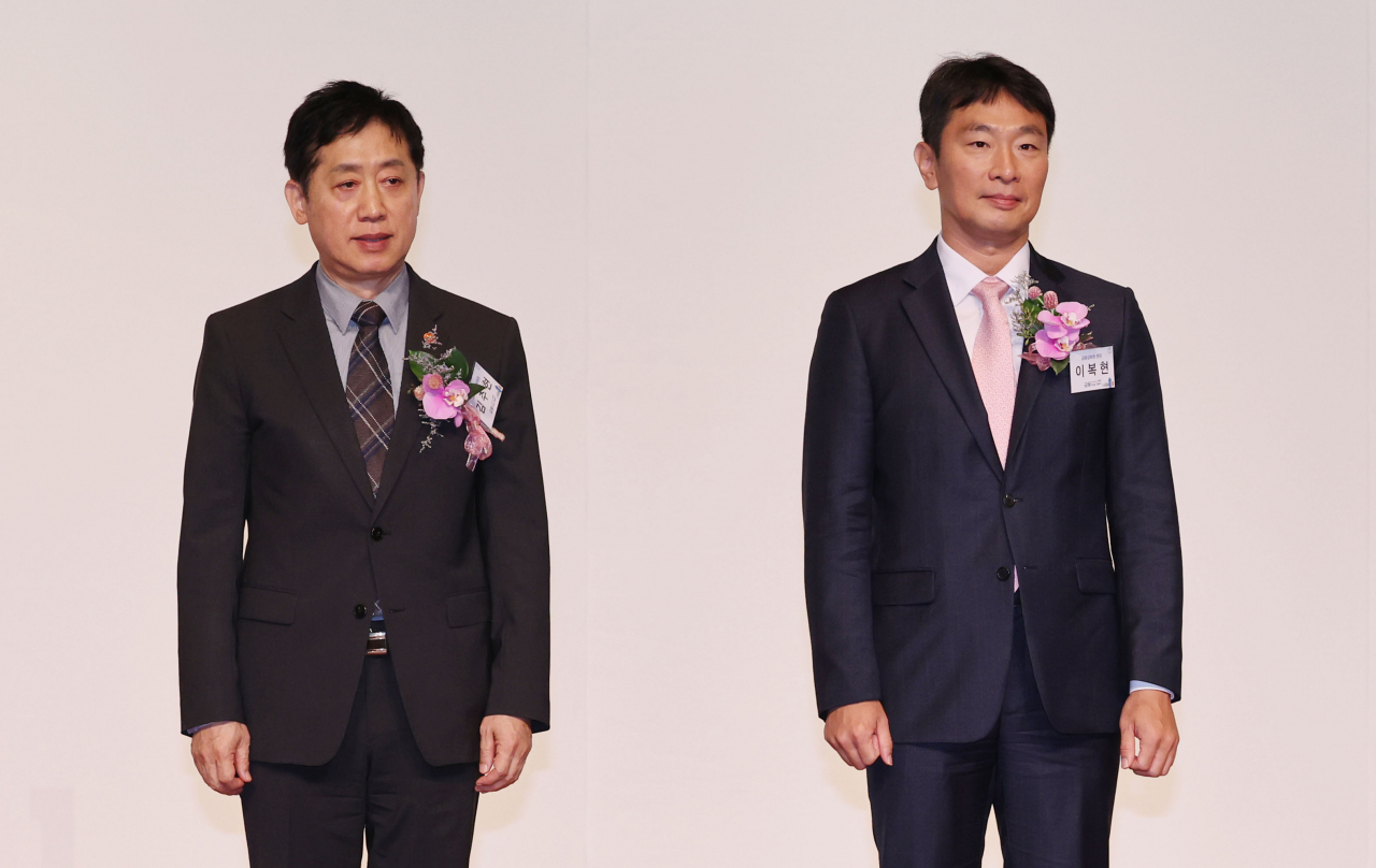 지난 24일 서울 영등포구 여의도 63컨벤션에서 열린 제8회 금융의날 기념식에서 김주현 금융위원장(왼쪽)과 이복현 금융감독원장. [연합]