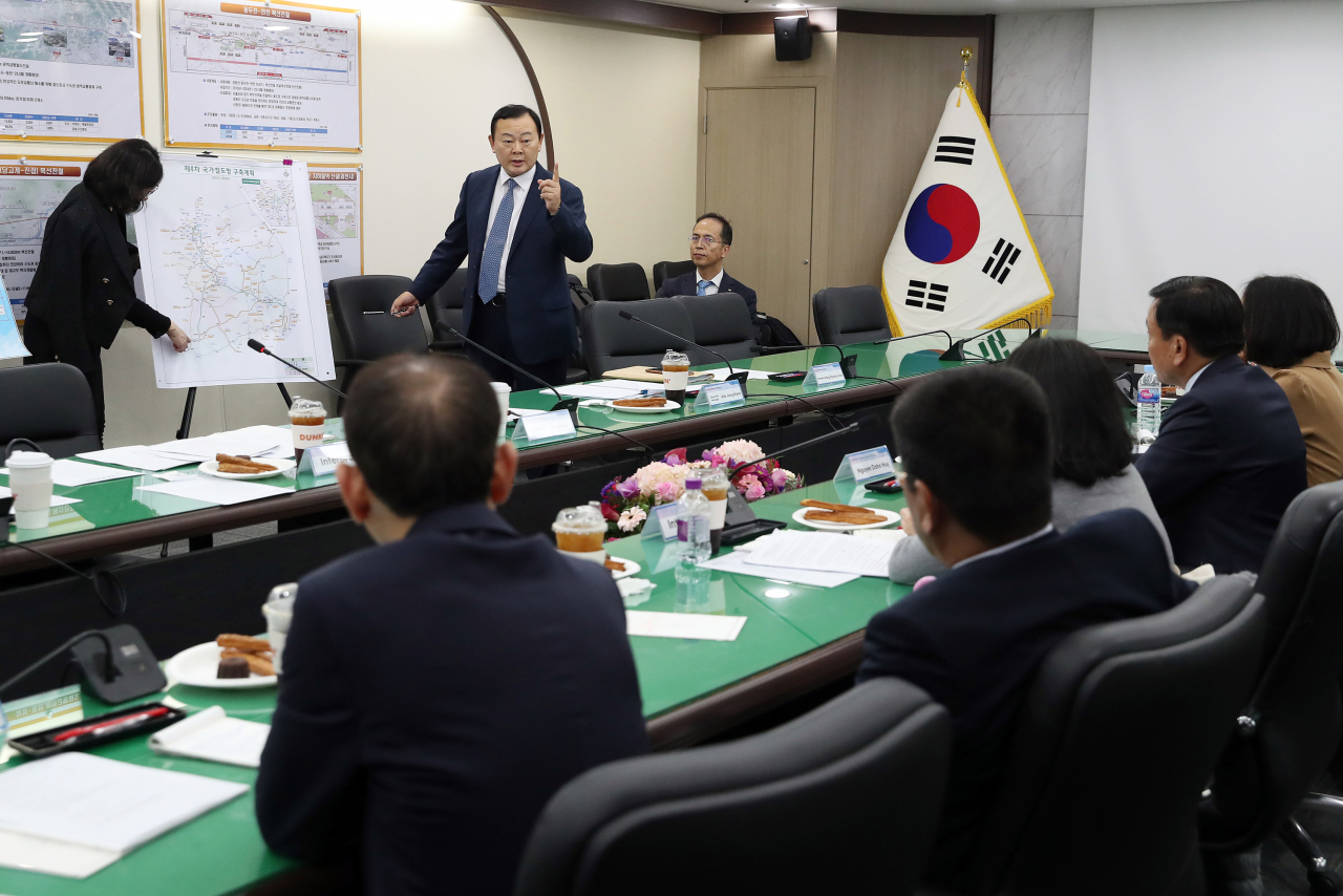 임종일 국가철도공단 부이사장이 지난 17일 베트남의 북-남(하노이&sim;호치민)고속철도 구축을 위해 한국의 선진사례 시찰을 목적으로 방한한 베트남 교통부 차관과 관계자들에게 우수한 K-철도의 사업관리역량에 대해 설명하고 있다.