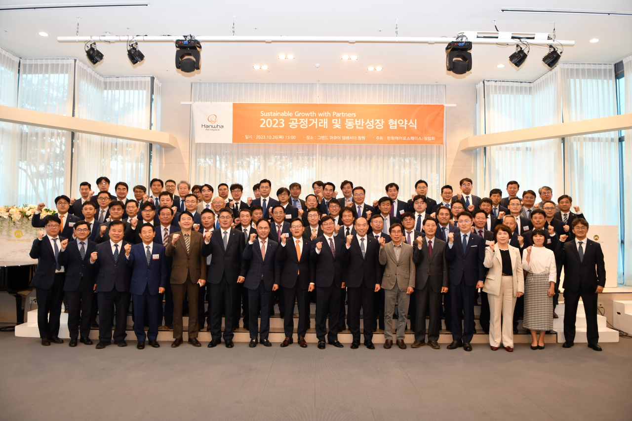 26일 그랜드 머큐어 엠베서더 창원에서 진행된 ‘통합 상생협력협의회’ 출범식에서 한화에어로스페이스 임직원과 협력사 대표들이 기념사진을 촬영하고 있다. [한화에어로스페이스 제공]