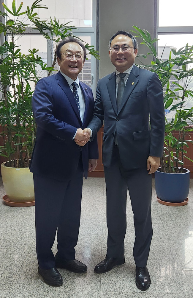 김인 새마을금고중앙회장 직무대행(왼쪽)이 고기동 행안부 차관과 면담을 가졌다. [사진=새마을금고중앙회]