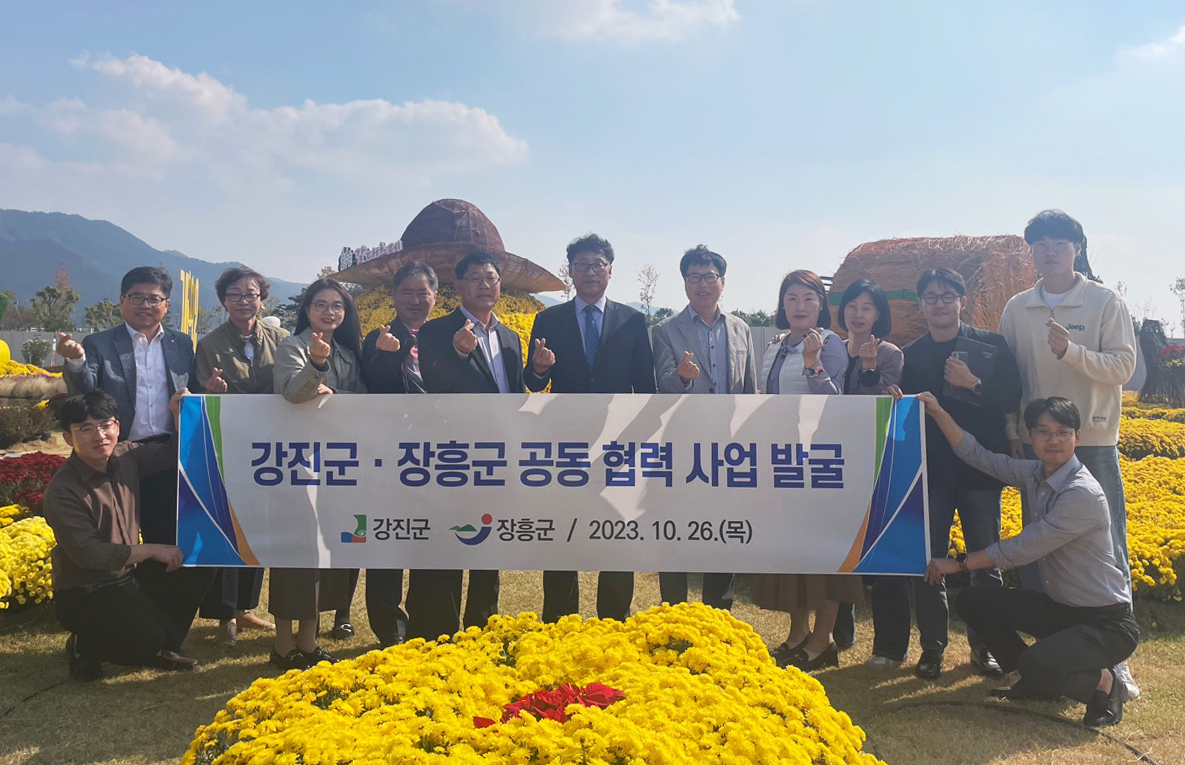 강진군과 장흥군은 상생 발전 간담회를 개최했다고 27일 밝혔다