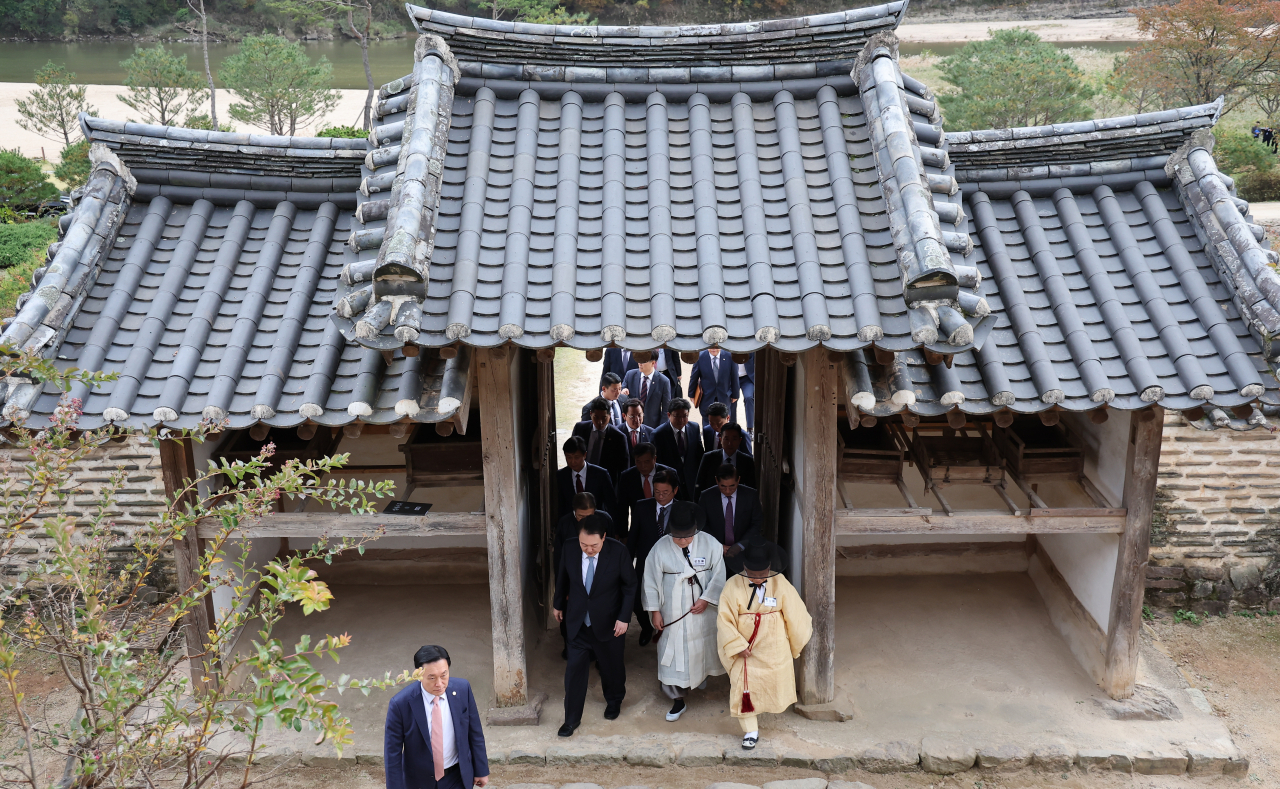 윤석열 대통령이 27일 오후 경북 안동 병산서원에서 열린 유림간담회에 입장하고 있다. [연합]
