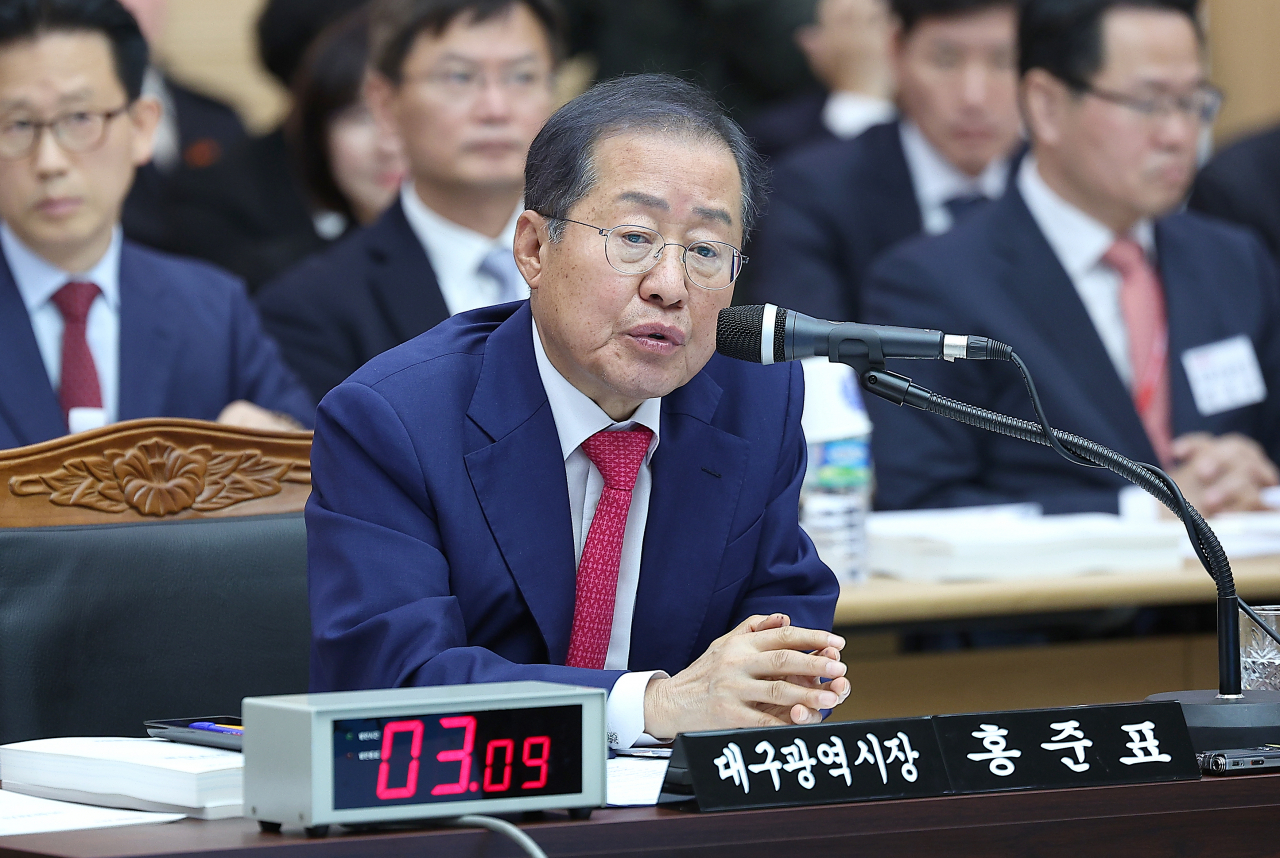 홍준표 대구시장이 23일 대구시청 산격청사에서 열린 국회 행정안전위원회의 대구시에 대한 국정감사에서 질의에 답변하고 있다. [연합]
