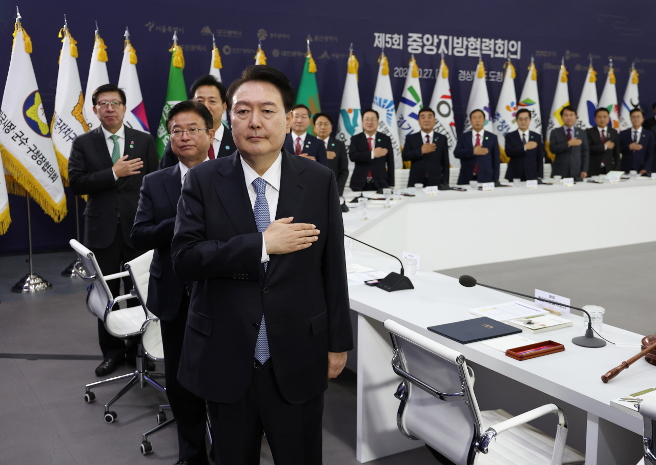 윤석열 대통령이 27일 오후 경북 안동 경상북도청에서 열린 제5회 중앙지방협력회의에서 국기에 경례하고 있다. [연합]