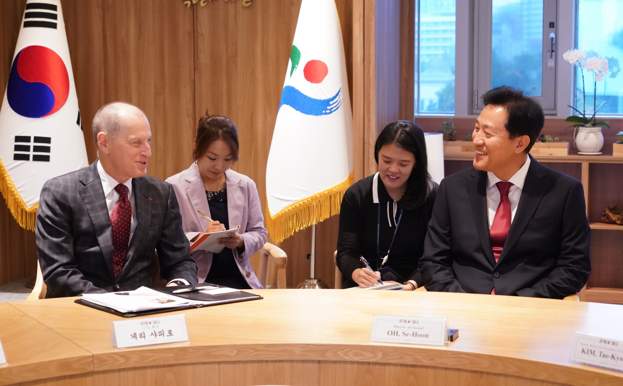 오세훈 서울시장이 지난해 10월26일 세계 최대 가전·IT 전시회인 국제전자제품박람회(CES)를 주최하는 미국소비자기술협회(CTA) 게리 샤피로 회장을 서울시청 시장 집무실에서 만나고 있다. 이 면담은 2024년 1월 CES 개막을 앞두고 홍보차 방한한 게리 샤피로 회장이 오세훈 시장을 CES에 정식 초청함에 따라 이뤄졌다.[서울시 제공]