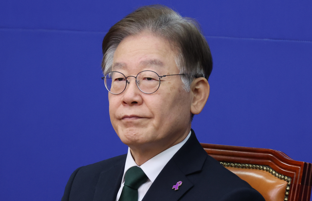 이재명 더불어민주당 대표가 27일 국회 당 사무실에서 최고위원회의를 하고 있다. [연합]