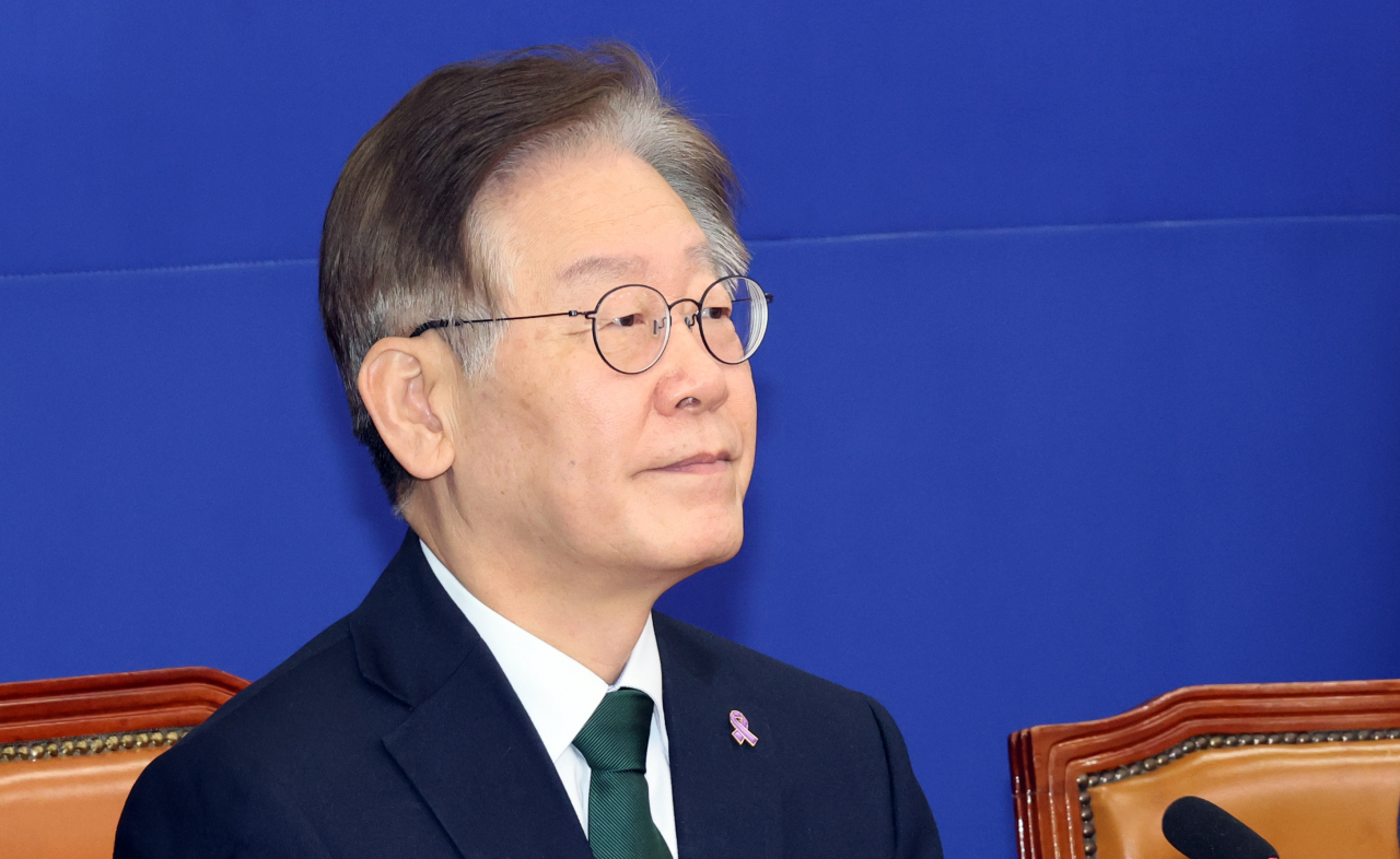 이재명 더불어민주당 대표가 27일 국회 당 사무실에서 최고위원회의를 하고 있다.[연합]
