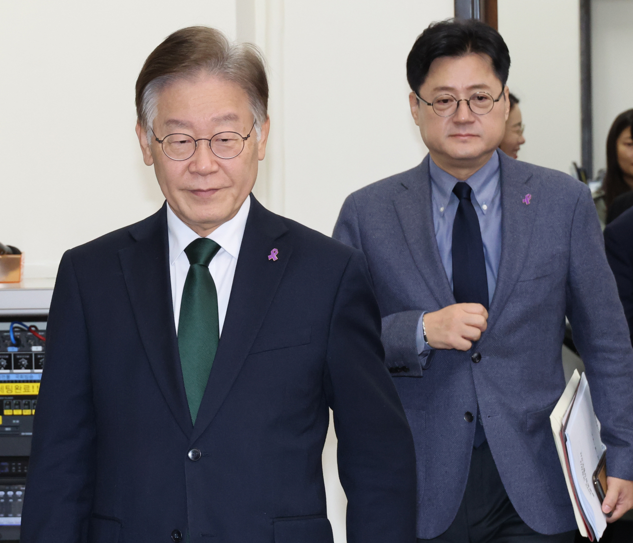 이재명 더불어민주당 대표가 27일 국회 당 사무실에서 열린 최고위원회의에 참석하고 있다.[연합]