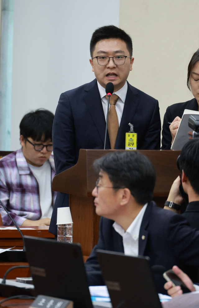 레이 장 알리익스프레스코리아 한국 대표이사이 16일 국회에서 열린 정무위원회 국정감사에서 의원 질의에 답하고 있다. [연합]