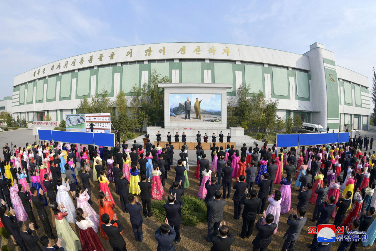 북한에서 지난 24일 평양치과위생용품공장 조업식이 진행되었다고 조선중앙통신이 27일 보도했다. 조업식에는 최동명 당 중앙위 부장, 보건상 최경철 등이 참가했다고 통신은 전했다. [국내에서만 사용가능. 재배포 금지. For Use Only in the Republic of Korea. No Redistribution] [연합]