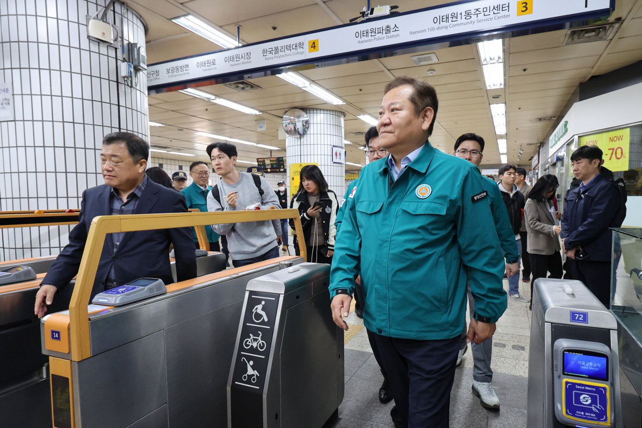 이상민 행정안전부 장관이 28일 오전 현장 점검을 위해 서울 용산구 이태원역을 방문하고 있다. [연합]