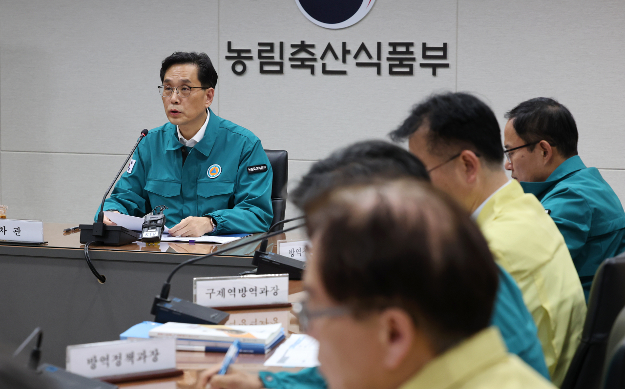 한훈 농림축산식품부 차관(왼쪽)이 26일 오후 세종시 정부세종청사에서 소 '럼피스킨병' 발생 중앙사고수습본부 회의를 주재하고 있는 모습. [연합]