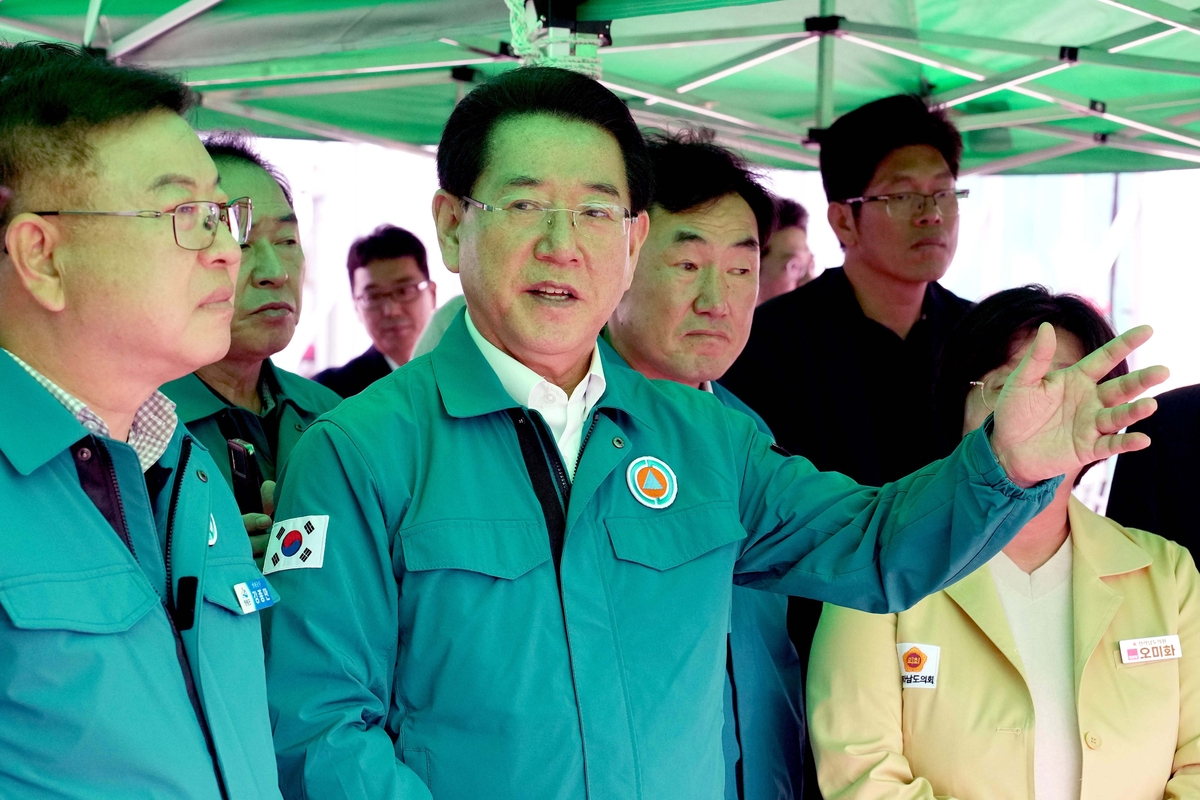 축산차량 거점 소독시설 방문한 김영록 전남지사[전남도 제공]